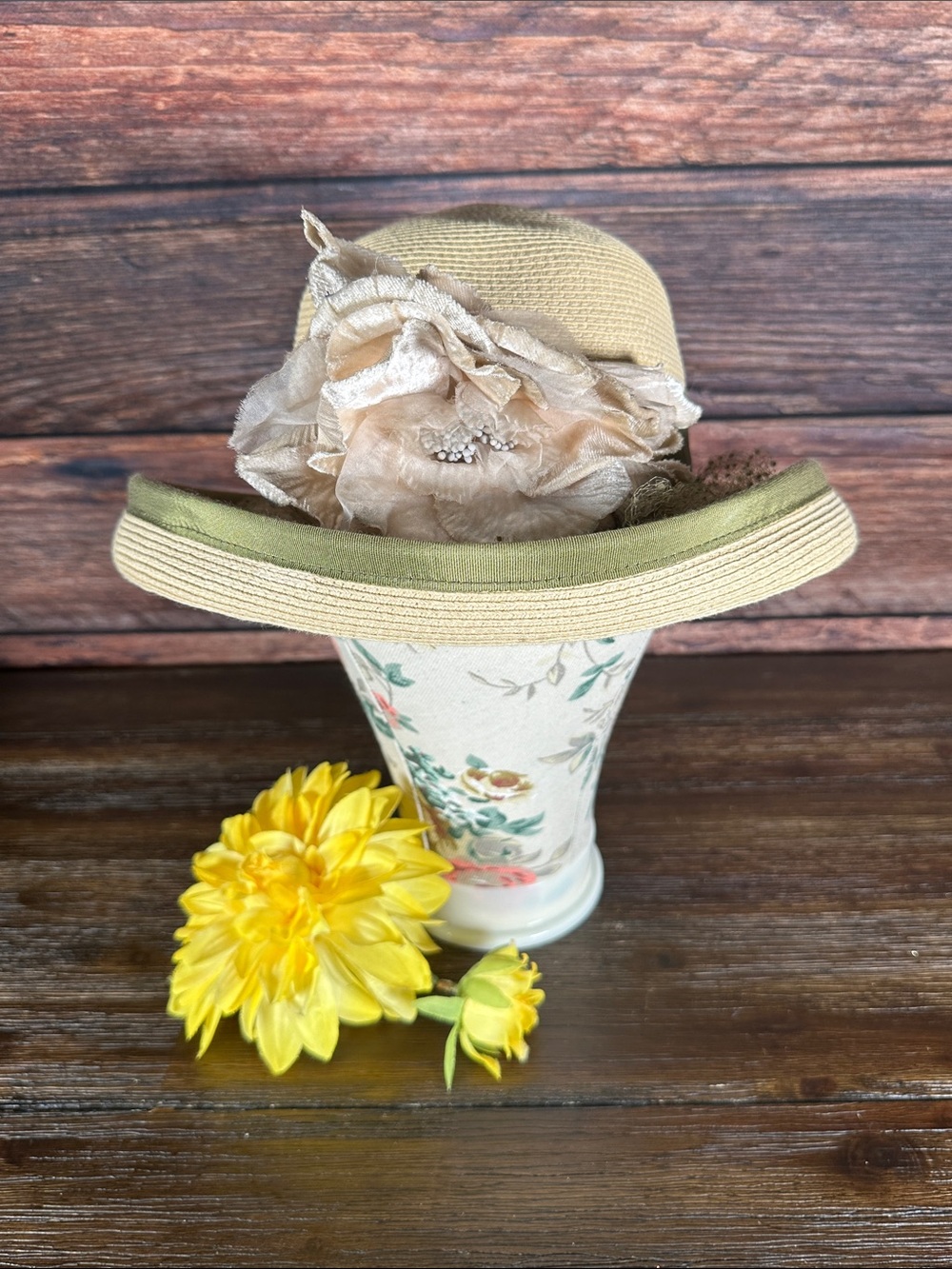 Sonni Women’s Beige Straw Cloche Hat with Decorative Flower